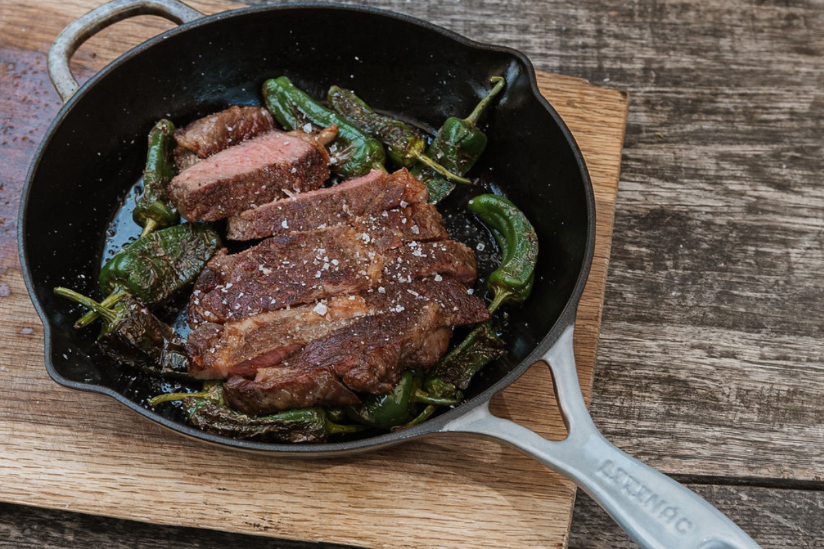 Hovězí ribeye steak s grilovanými padrone papričkami
