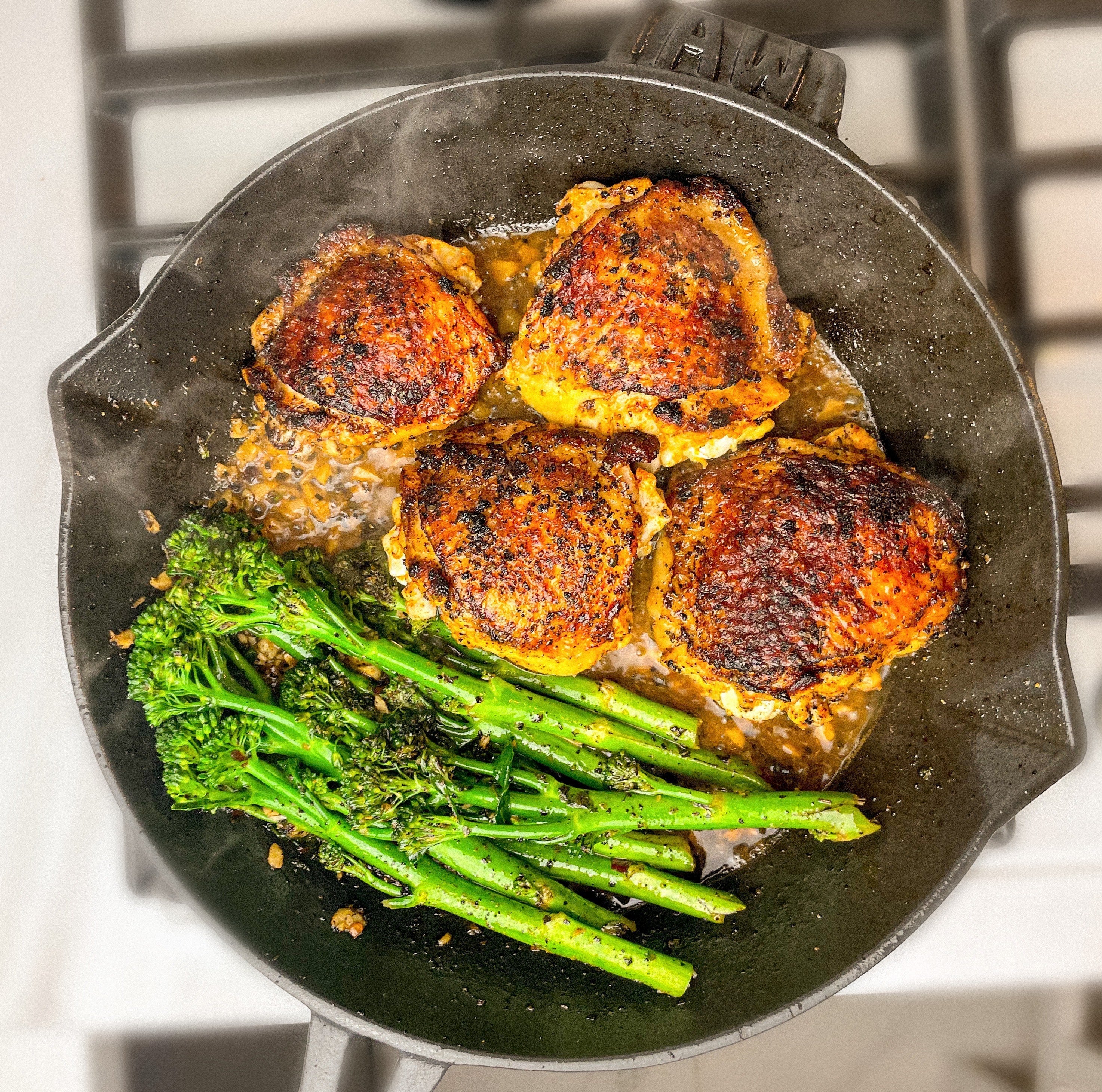 Kuřecí stehna Asado na citronu s dušenou brokolicí