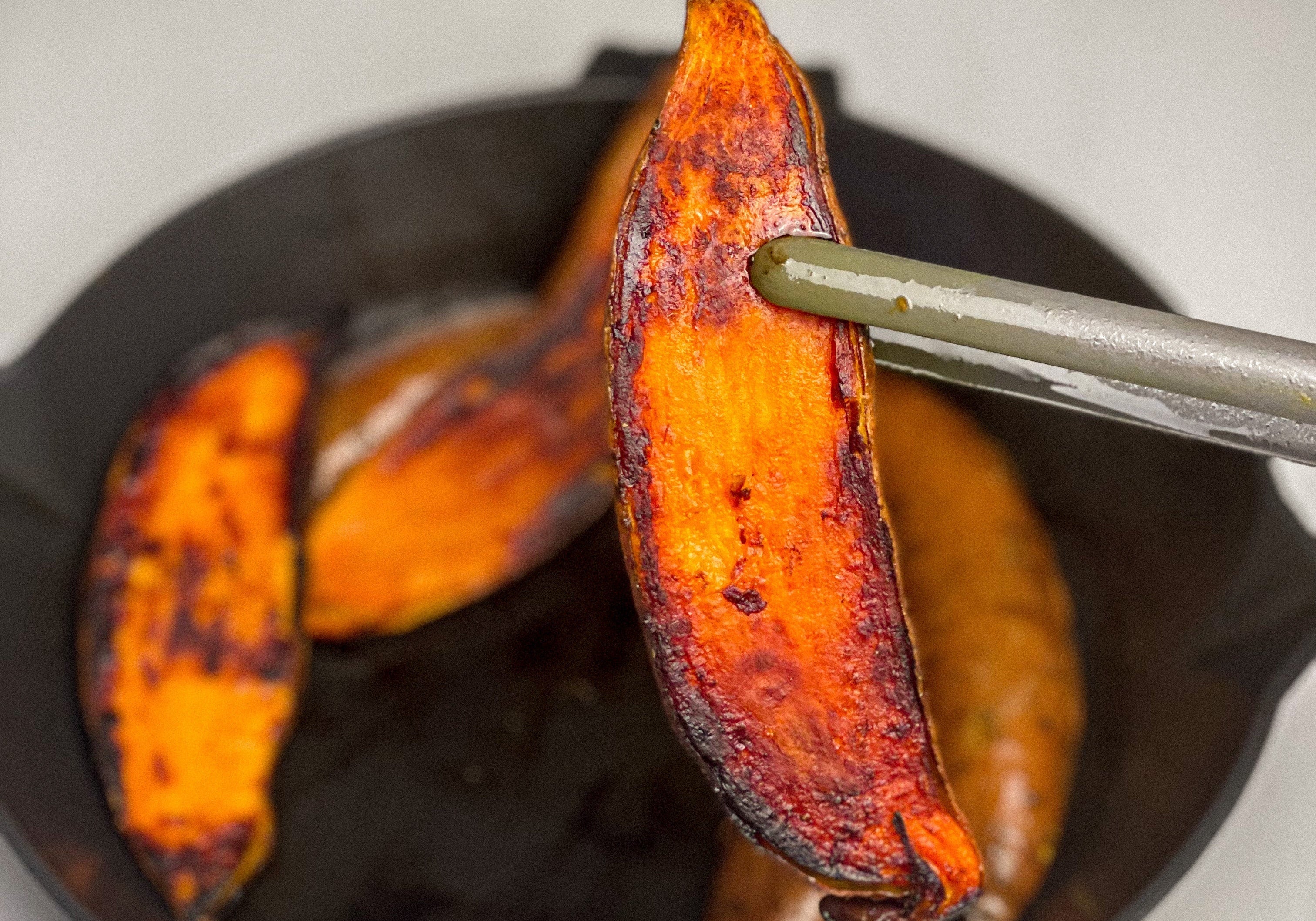 Pečené a dozlatova osmažené sladké brambory