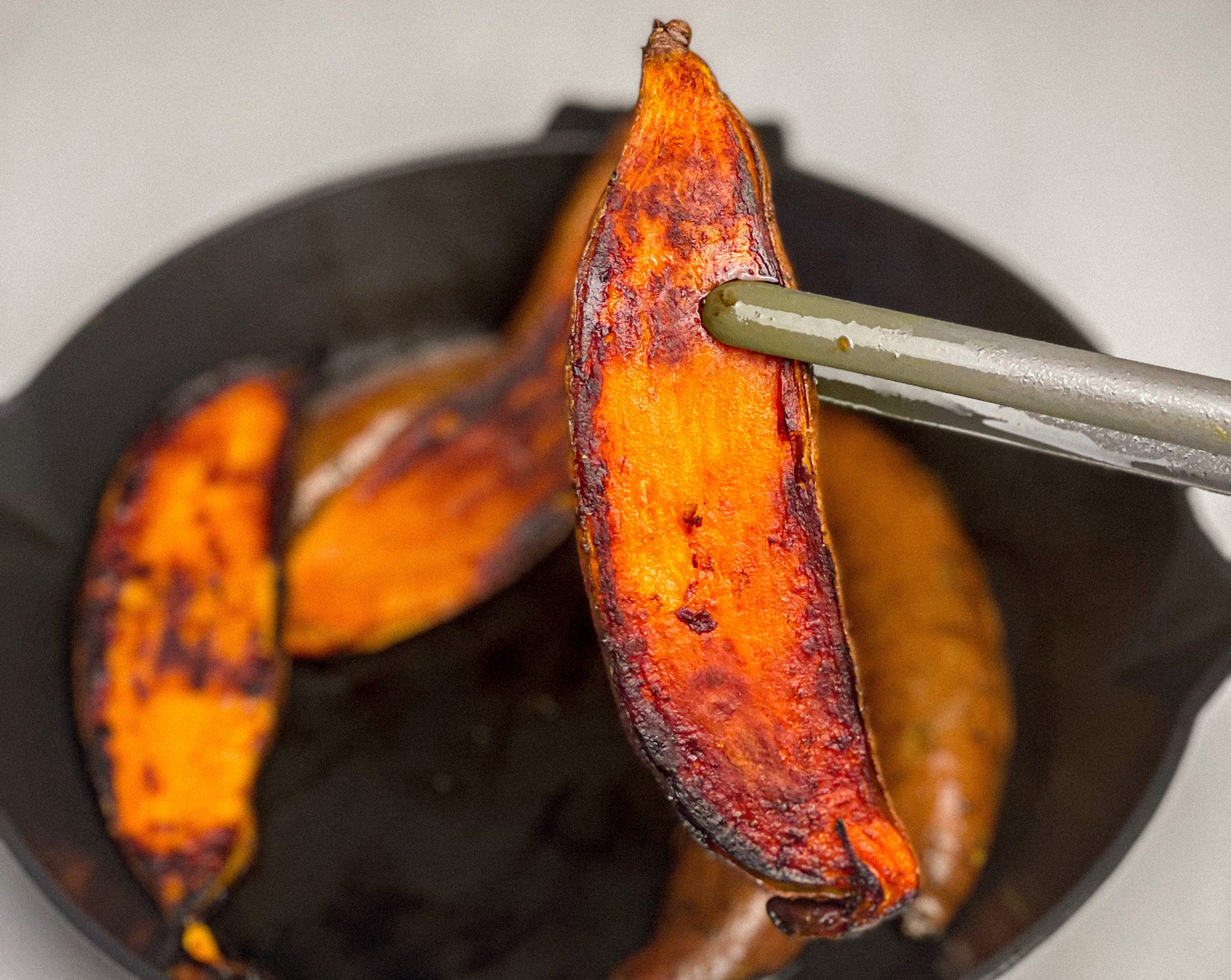 Pečené a dozlatova osmažené sladké brambory