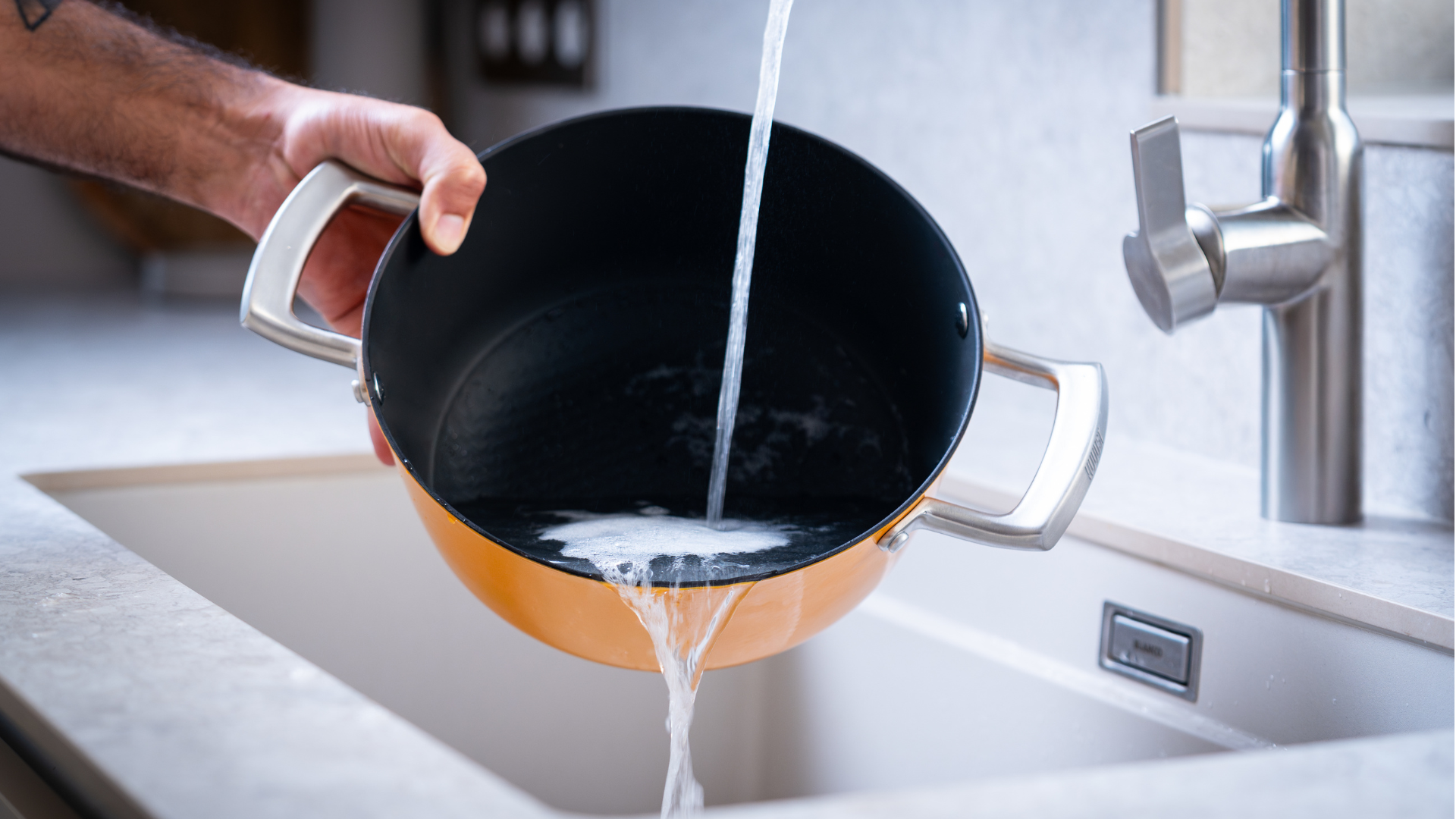 Jak vyčistit i ty nejhorší nečistoty z litinového nádobí