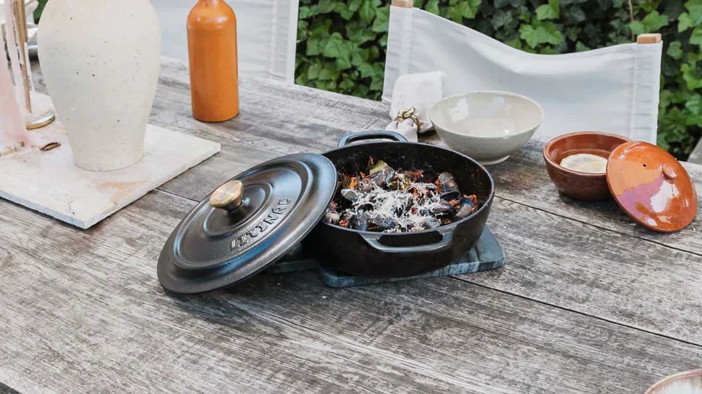 Mušle Amatriciana v litinovém kastrolu