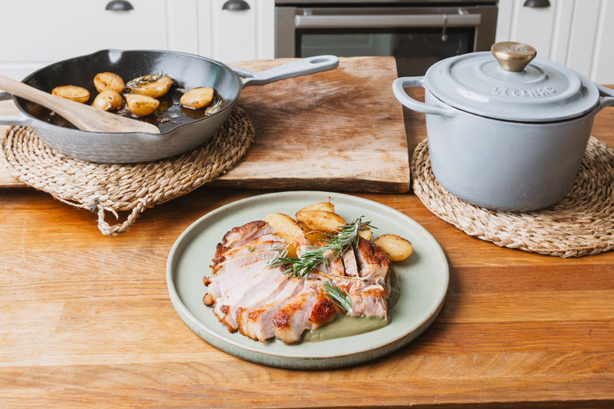 Vepřová kotleta s křupavým tukem a kopřivovo-chřestovou zelenou omáčkou