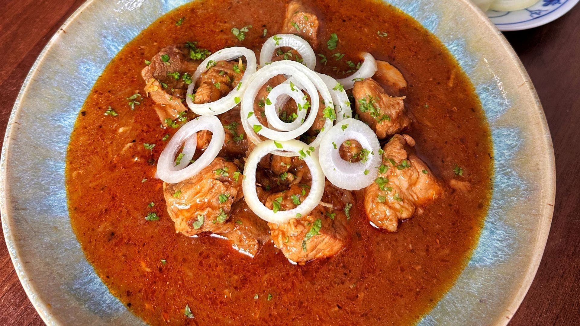 Poctivý vepřový guláš s cibulovým základem a bramborou v tenkostěnném litinovém hrnci