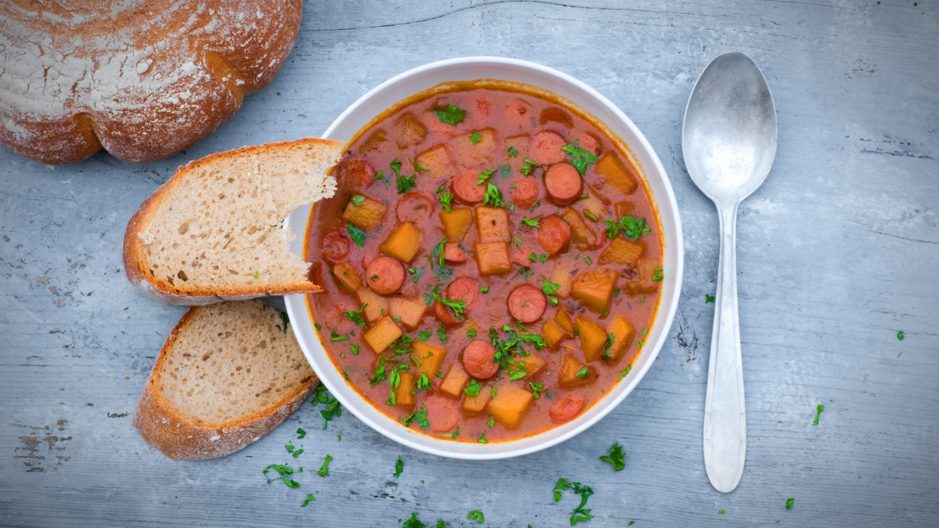 Frankfurtská polévka v tenkostěnném litinovém kastrolu podle Heřmana Gazdy
