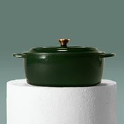 Smaltovaný litinový hrnec Jana Punčocháře  oválný o průměru 32 cm, ideální pro zdravé vaření a pečení, rovnoměrné rozložení tepla.
