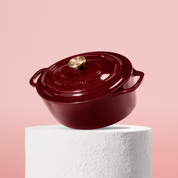 Vysoce kvalitní oválný hrnec z litiny se smaltovaným povrchem, délka 28 cm. Vhodný pro pečení masa, perfektní rozvod tepla. Barva: červená.