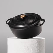 Vysoce kvalitní oválný hrnec z litiny se smaltovaným povrchem, délka 32 cm. Vhodný pro pečení masa, perfektní rozvod tepla. Barva: černá.