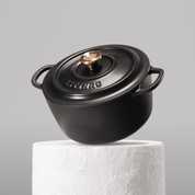 Vysoce kvalitní hrnec z litiny se smaltovaným povrchem, velikost 24 cm. Vhodný pro každodenní vaření, perfektní rozvod tepla. Barva: černá.