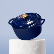 Vysoce kvalitní hrnec z litiny se smaltovaným povrchem, velikost 24 cm. Vhodný pro každodenní vaření, perfektní rozvod tepla. Barva: modrá.