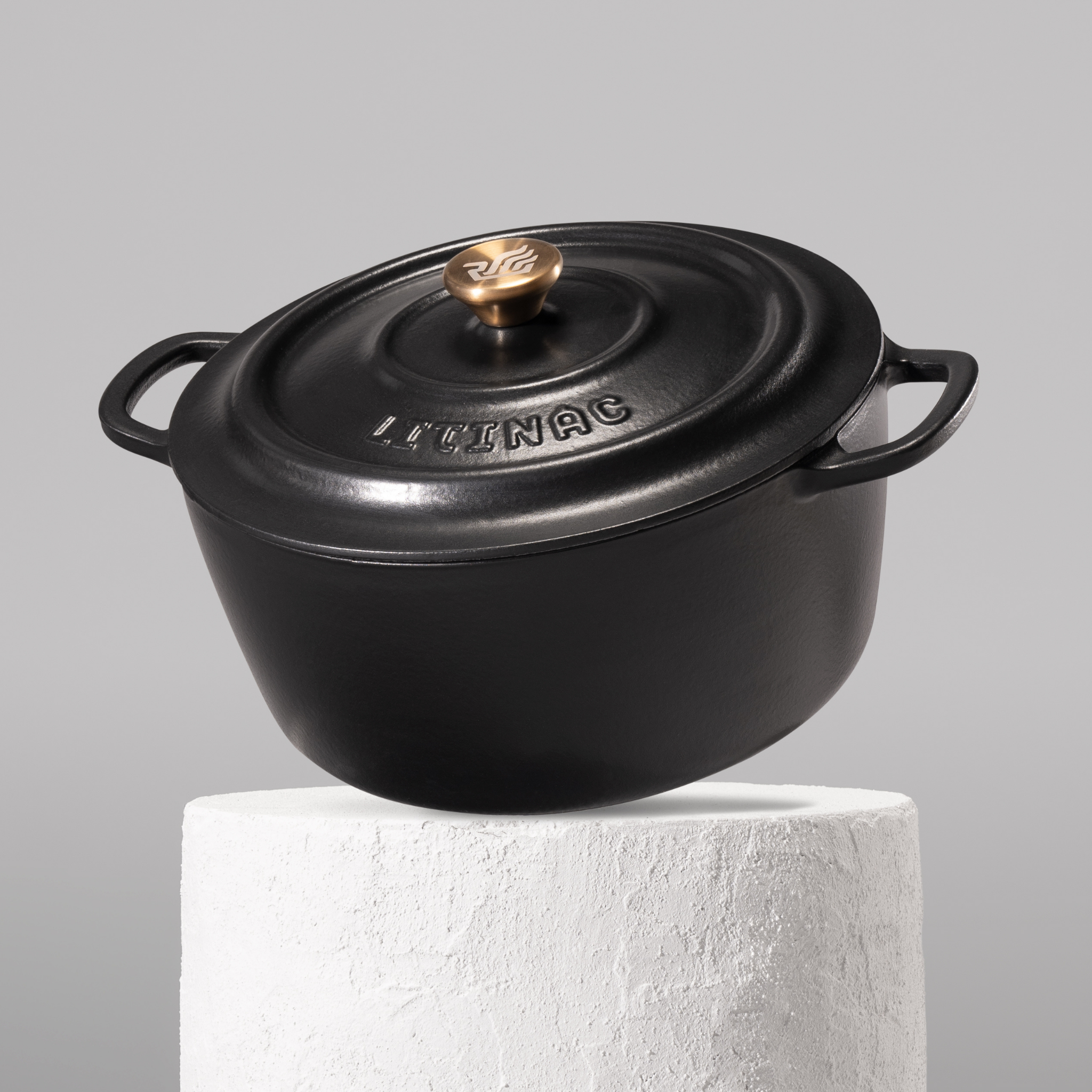 Vysoce kvalitní hrnec z litiny se smaltovaným povrchem, velikost 28 cm. Vhodný pro každodenní vaření, perfektní rozvod tepla. Barva: černá.