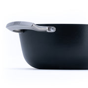 Litinový hrnec o průměru 24 cm z tenkostěnné litiny. Barva: matná černá. Vhodný na polévky, omáčky i pečení.
