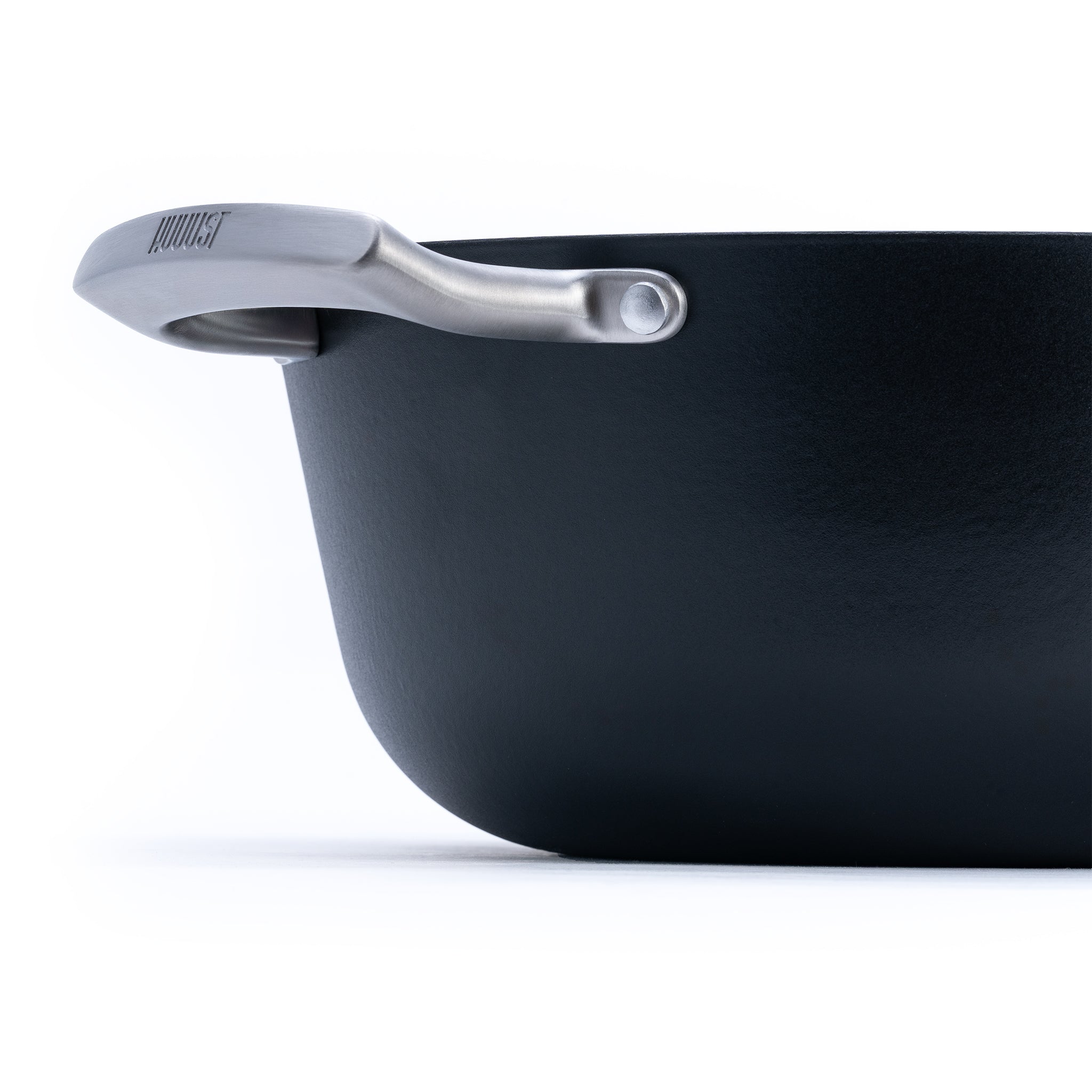 Litinový hrnec o průměru 26 cm z tenkostěnné litiny. Barva: matná černá. Vhodný na polévky, omáčky i pečení.