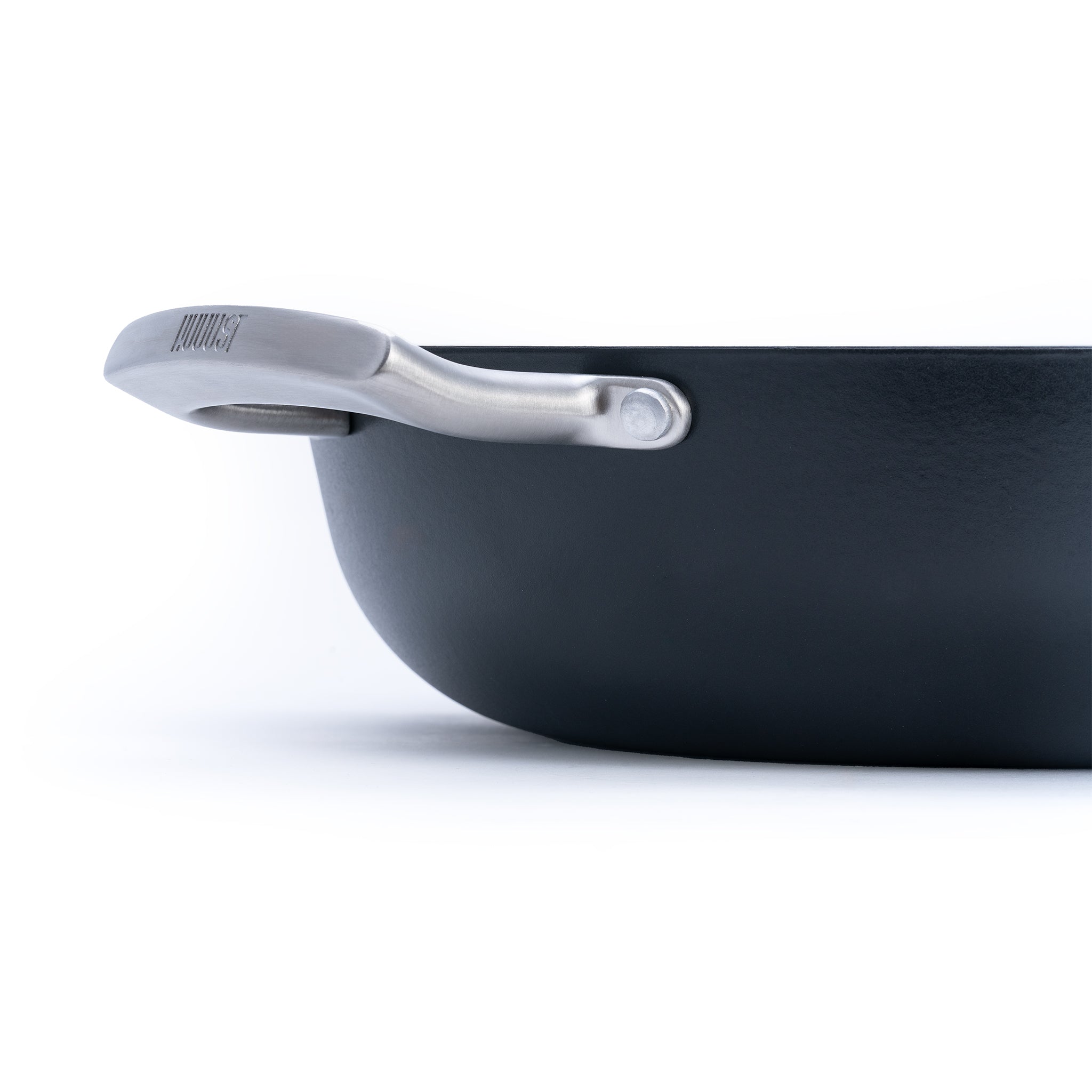 Litinový kastrol o průměru 30 cm z tenkostěnné litiny. Barva: matná černá. Skvělý na pečení masa, zapékání i dušení.