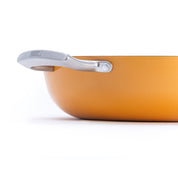 Litinový kastrol o průměru 30 cm z tenkostěnné litiny. Barva: oranžová. Skvělý na pečení masa, zapékání i dušení.