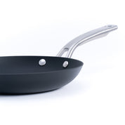 Litinová pánev o průměru 22 cm z tenkostěnné litiny. Barva: matná černá. Ideální na smažení, pečení i servírování.