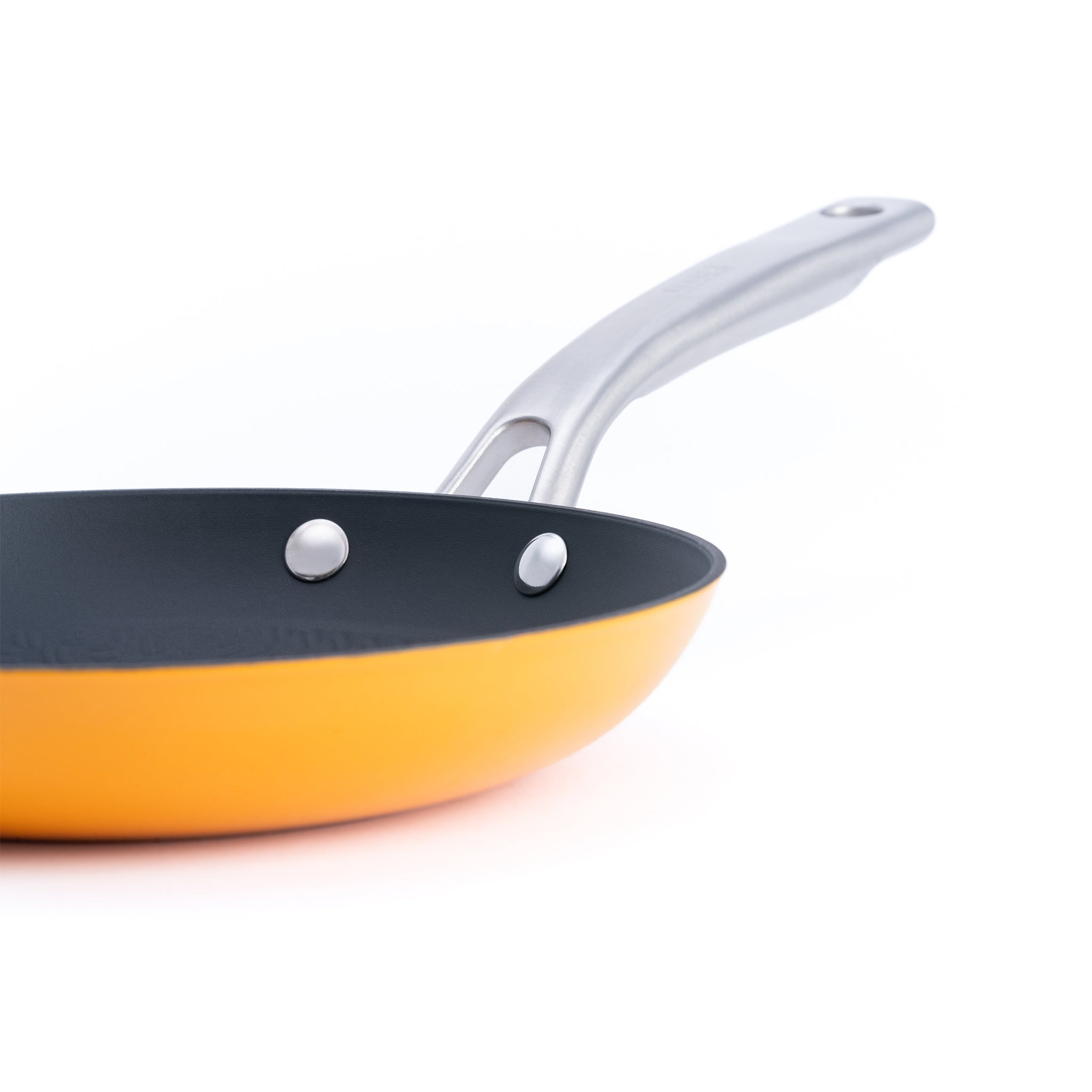 Litinová pánev o průměru 22 cm z tenkostěnné litiny. Barva: oranžová. Ideální na smažení, pečení i servírování.