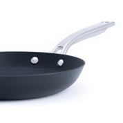 Litinová pánev o průměru 24 cm z tenkostěnné litiny. Barva: matná černá. Ideální na smažení, pečení i servírování.
