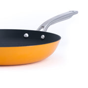 Litinová pánev o průměru 28 cm z tenkostěnné litiny. Barva: oranžová. Ideální na smažení, pečení i servírování.
