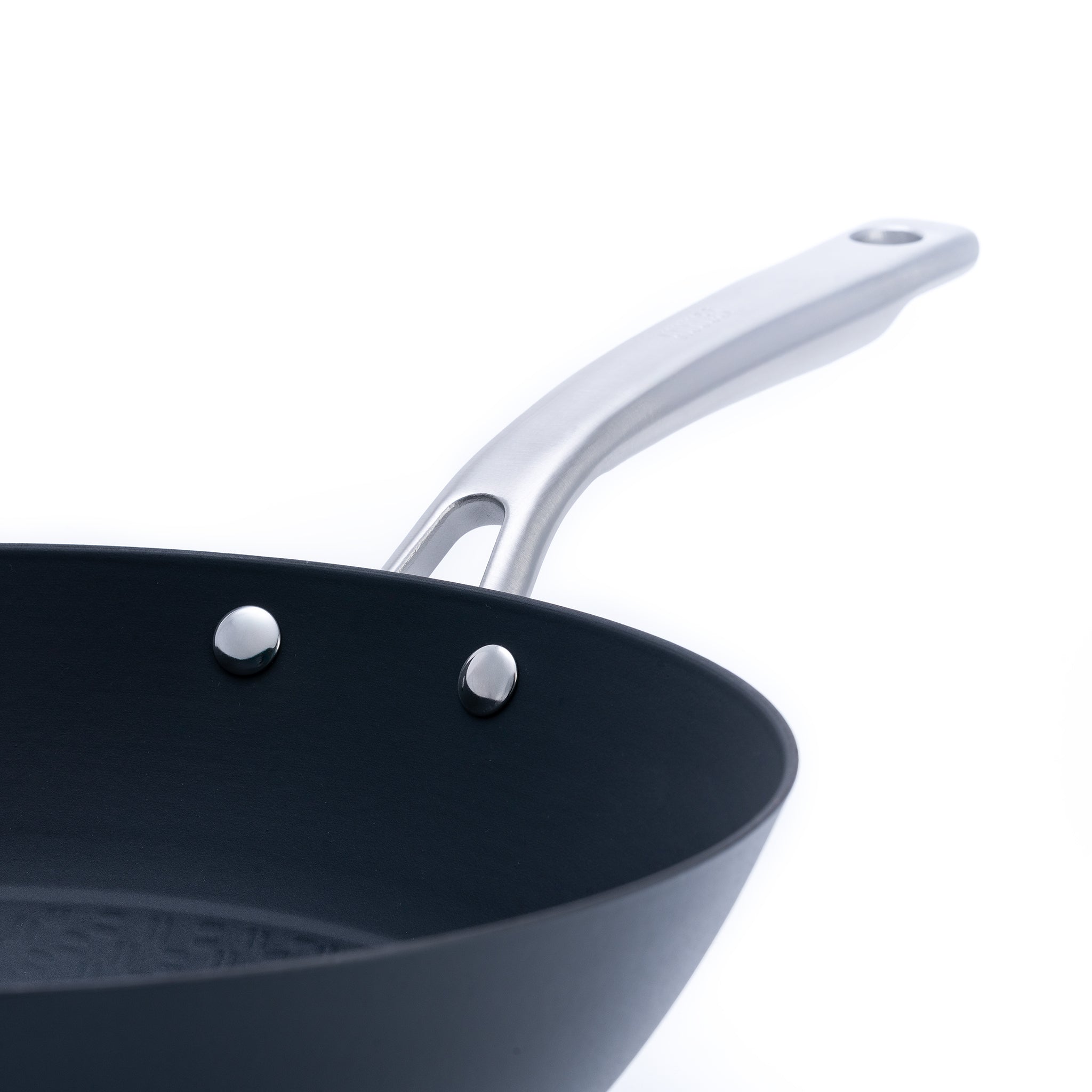 Litinový wok o průměru 30 cm, vyrobený z tenkostěnné litiny. Barva: matná černá. Vhodný pro zdravé asijské vaření a smažení.
