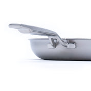 Nerezová vícevrstvá pánev o průměru 28 cm, ideální pro zdravé vaření a smažení na všech typech varných desek včetně indukce.