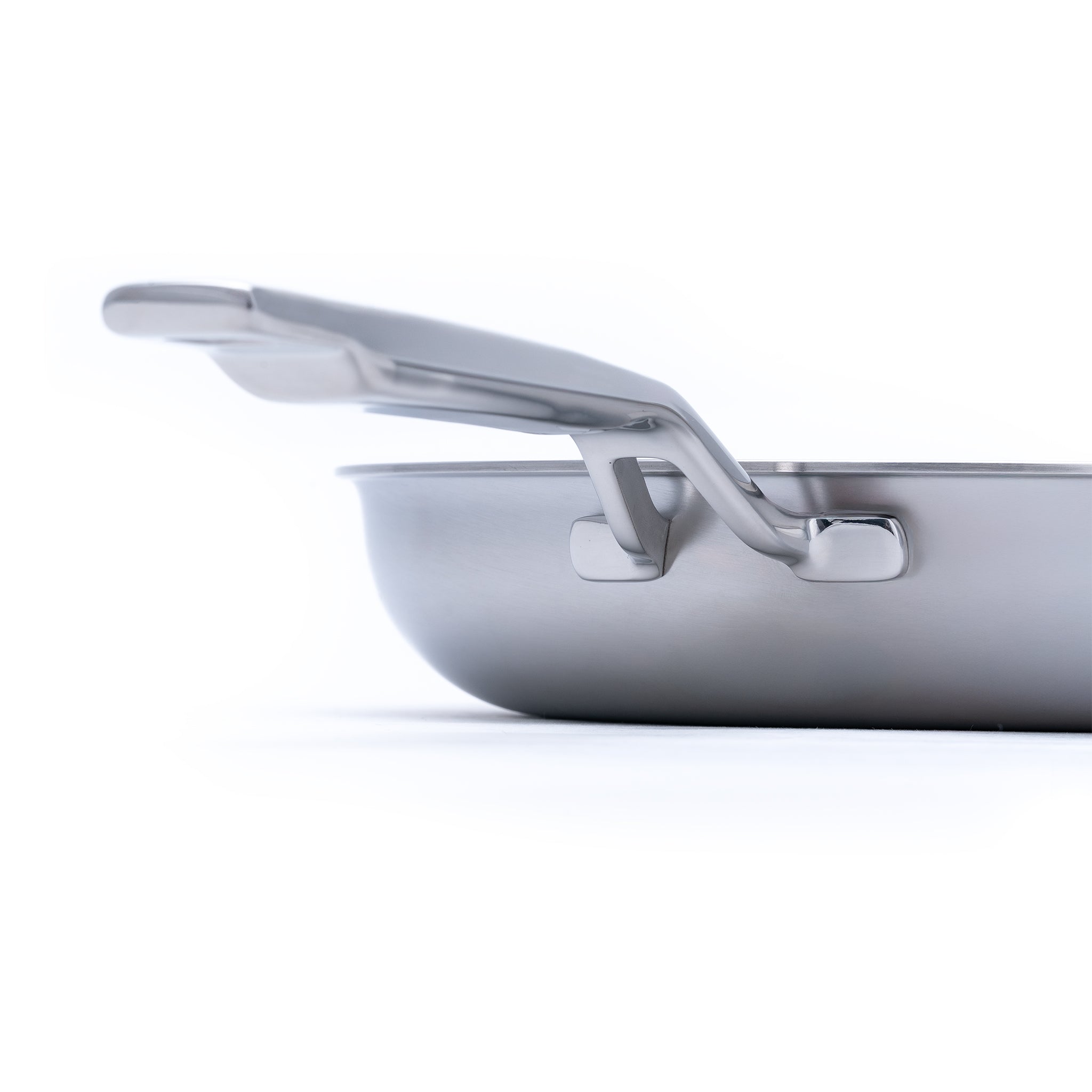 Nerezová vícevrstvá pánev o průměru 28 cm, ideální pro zdravé vaření a smažení na všech typech varných desek včetně indukce.