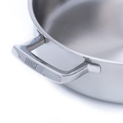 Nerezová vícevrstvá saute pánev o průměru 28 cm, ideální pro restování, dušení a zdravé vaření.