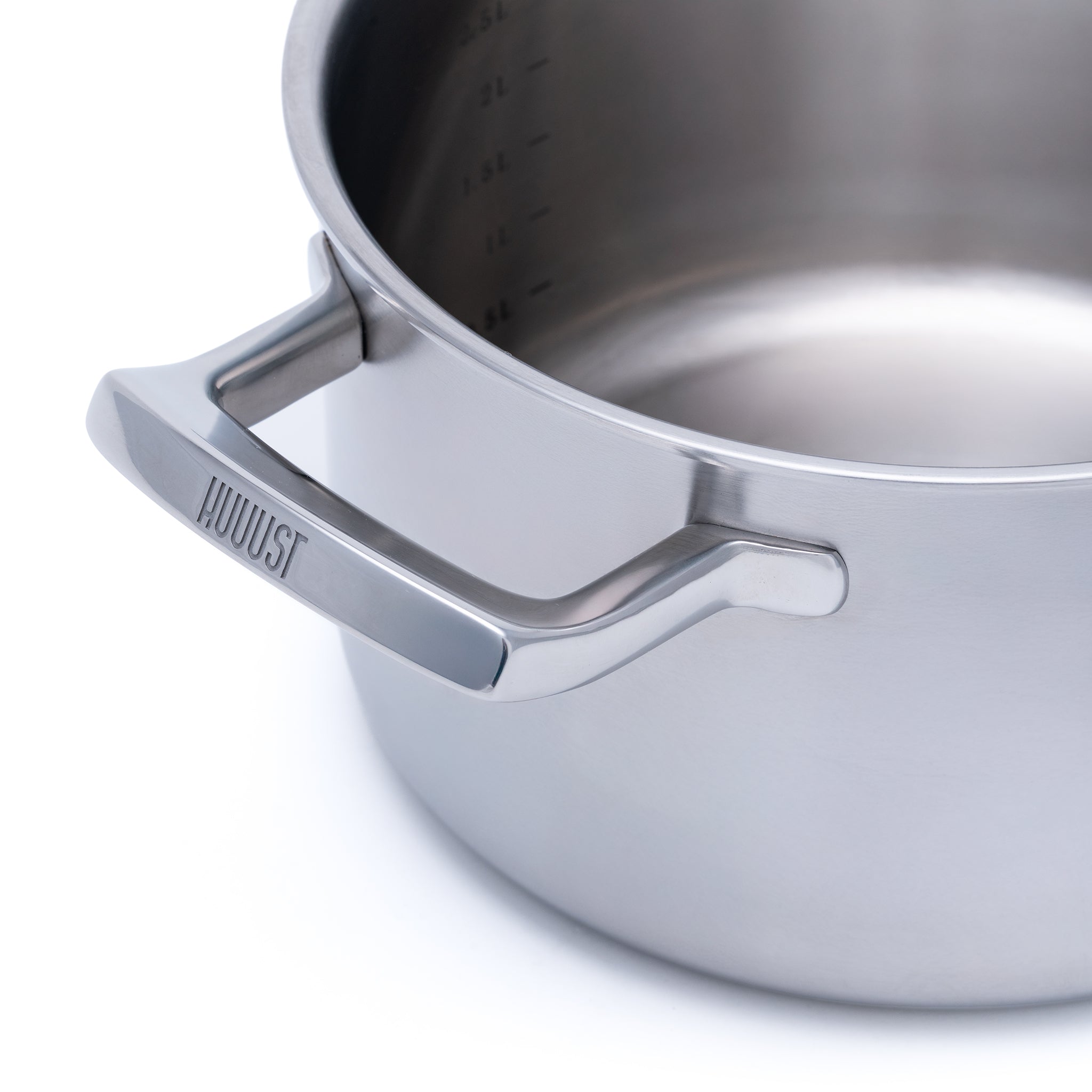 Nerezový vícevrstvý hrnec o průměru 20 cm, vhodný na všechny typy sporáků včetně indukce.