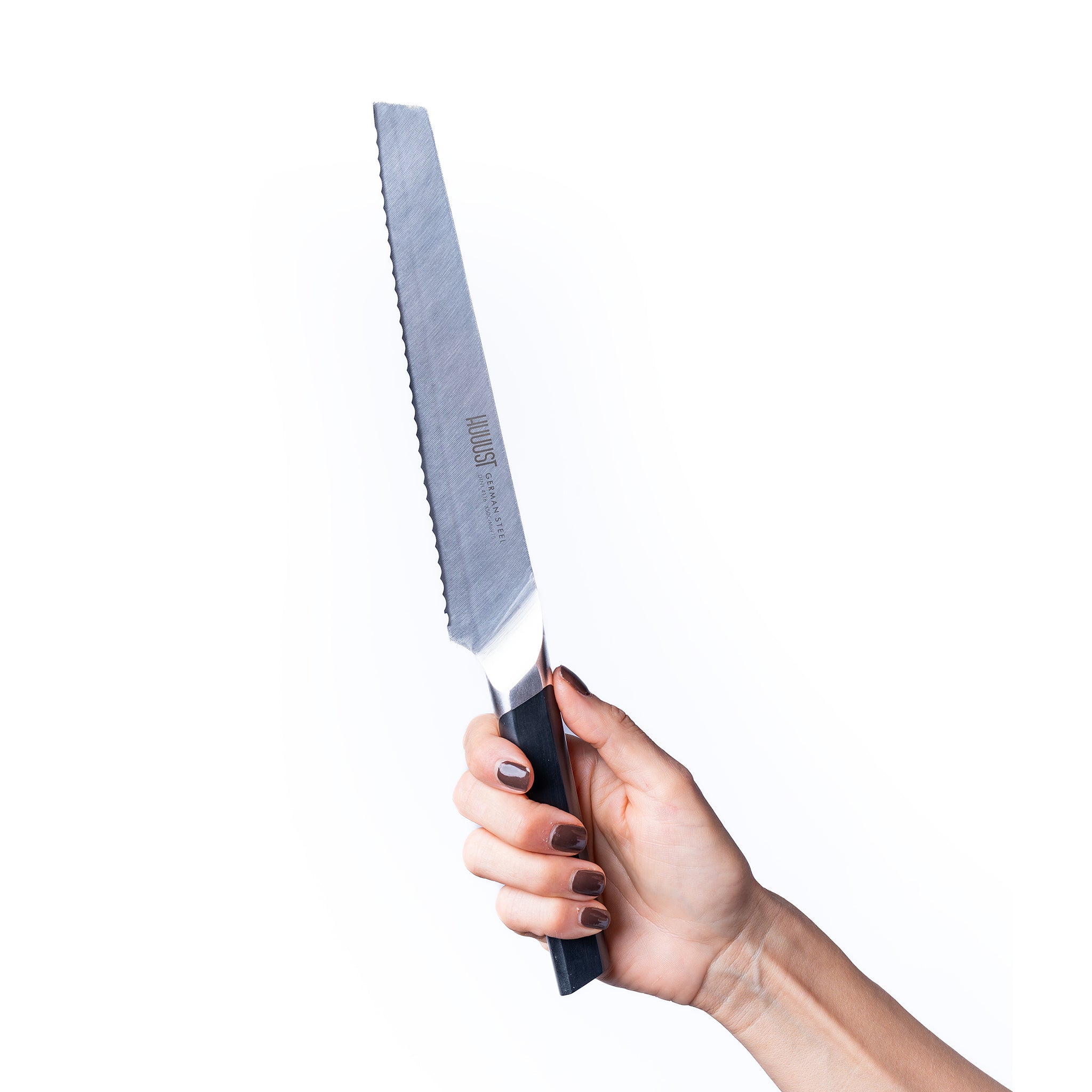 Nůž na pečivo z německé oceli s vroubkovaným ostřím. Snadno krájí chleba i křupavé bagety bez mačkání.