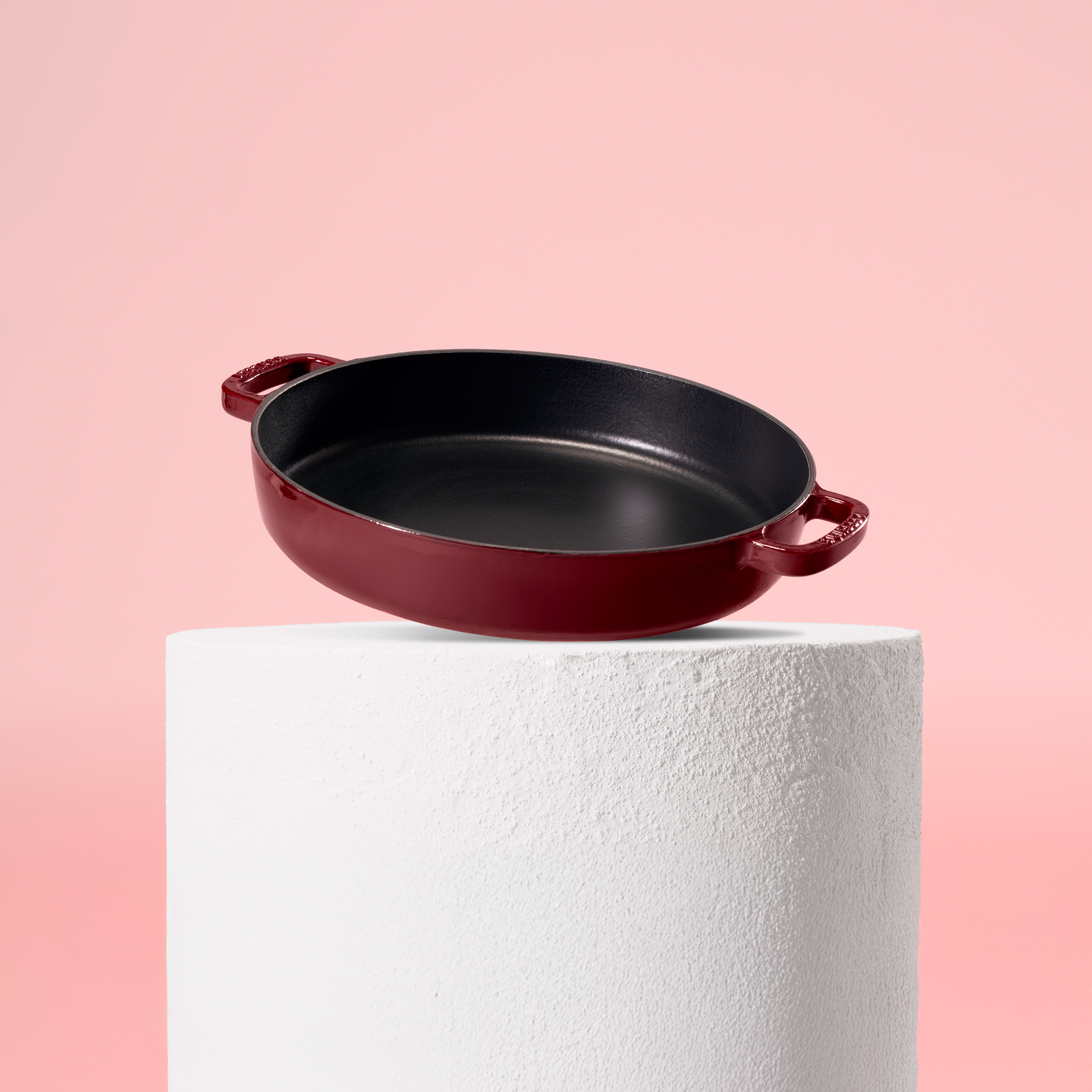 Vysoce kvalitní Sauté pánev z litiny se smaltovaným povrchem, velikost 32 cm. Vhodná pro každodenní vaření, perfektní rozvod tepla. Barva: červená.