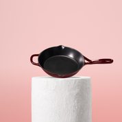 Vysoce kvalitní pánev z litiny se smaltovaným povrchem, velikost 24 cm. Vhodná pro každodenní vaření, perfektní rozvod tepla. Barva: červená.