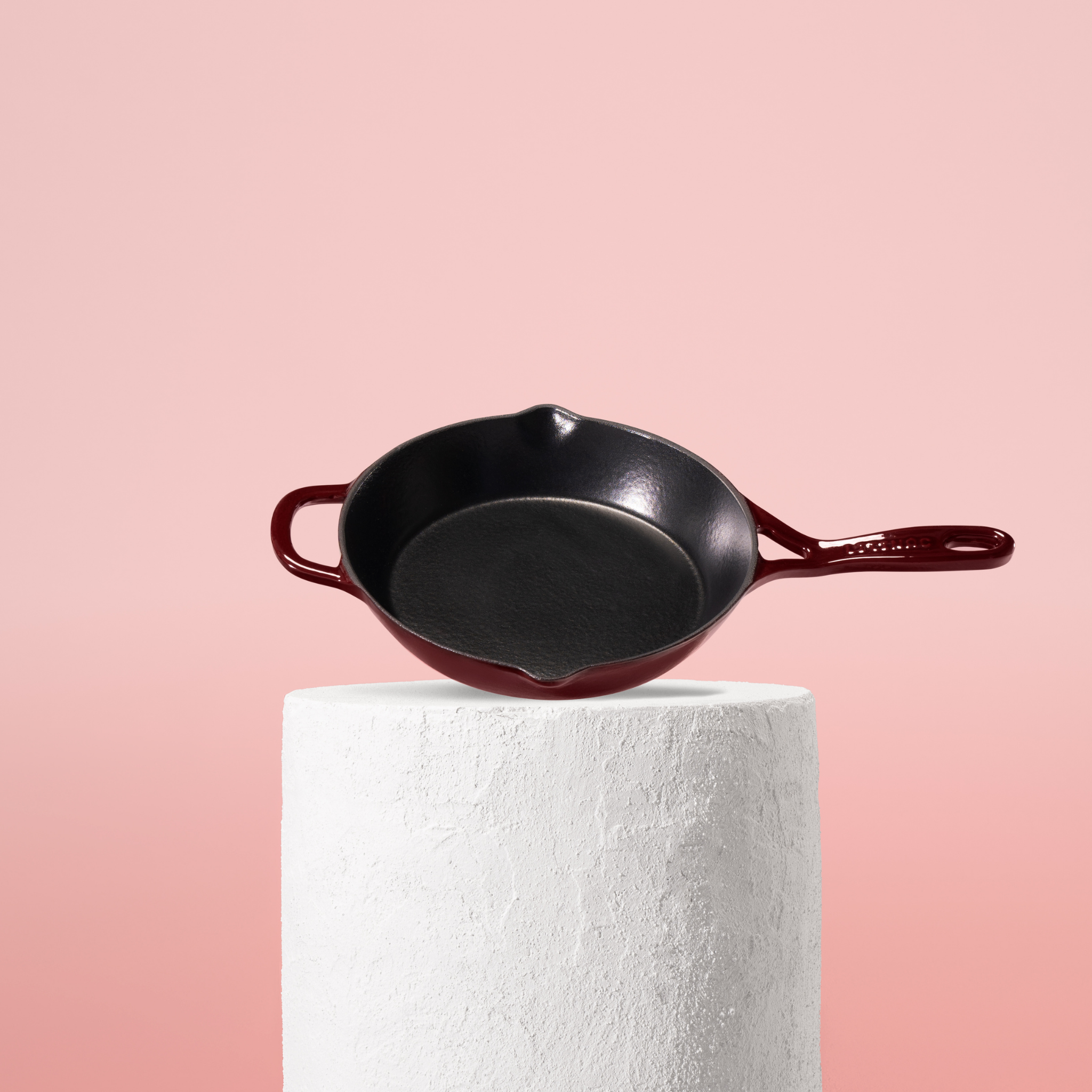 Vysoce kvalitní pánev z litiny se smaltovaným povrchem, velikost 24 cm. Vhodná pro každodenní vaření, perfektní rozvod tepla. Barva: červená.