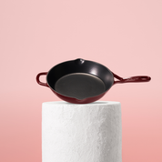 Vysoce kvalitní pánev z litiny se smaltovaným povrchem, velikost 26 cm. Vhodná pro každodenní vaření, perfektní rozvod tepla. Barva: červená.