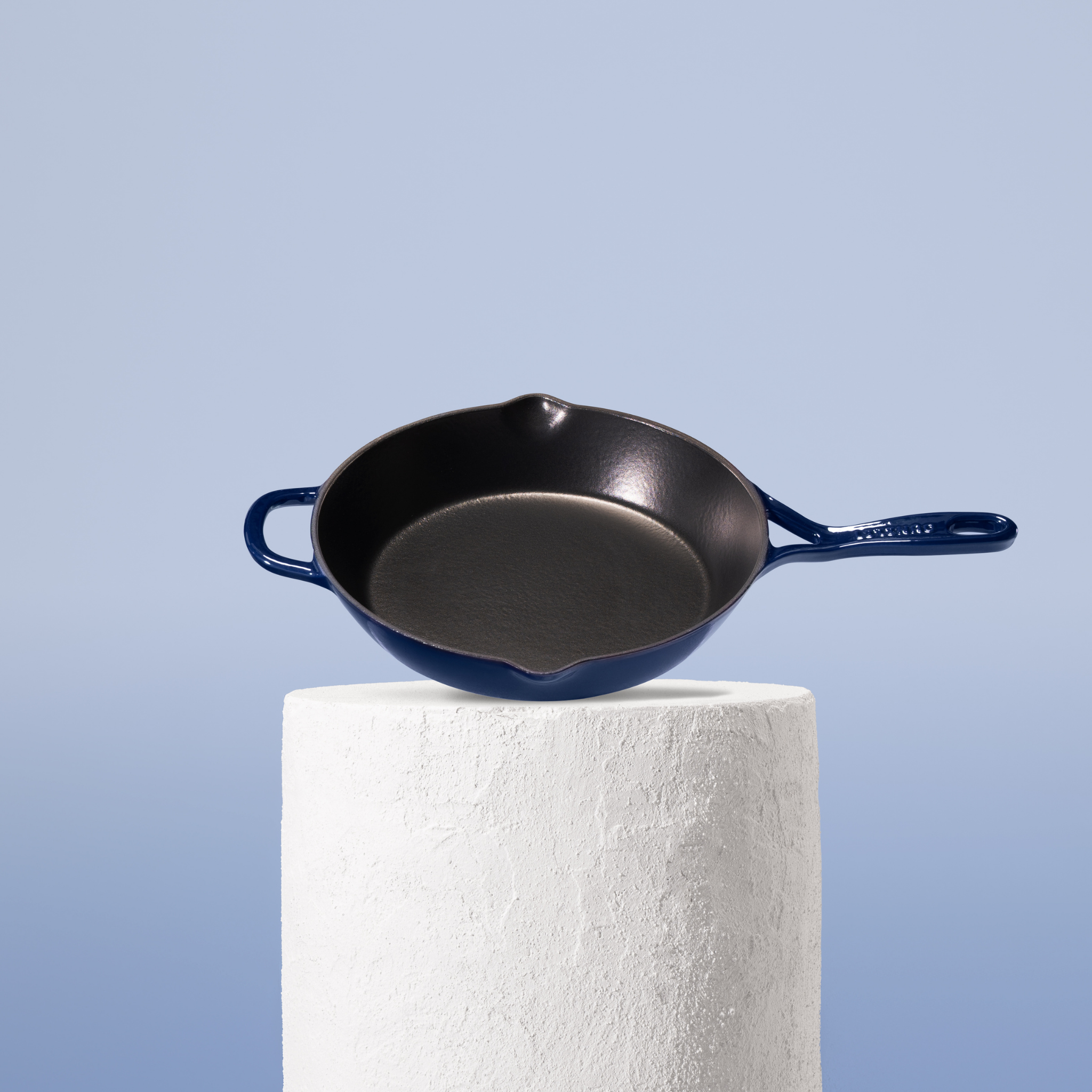 Vysoce kvalitní pánev z litiny se smaltovaným povrchem, velikost 26 cm. Vhodná pro každodenní vaření, perfektní rozvod tepla. Barva: modrá.