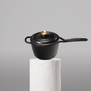 Vysoce kvalitní rendlík z litiny se smaltovaným povrchem, velikost 18 cm. Vhodný pro přípravu omáček a menších porcí. Barva: černá.