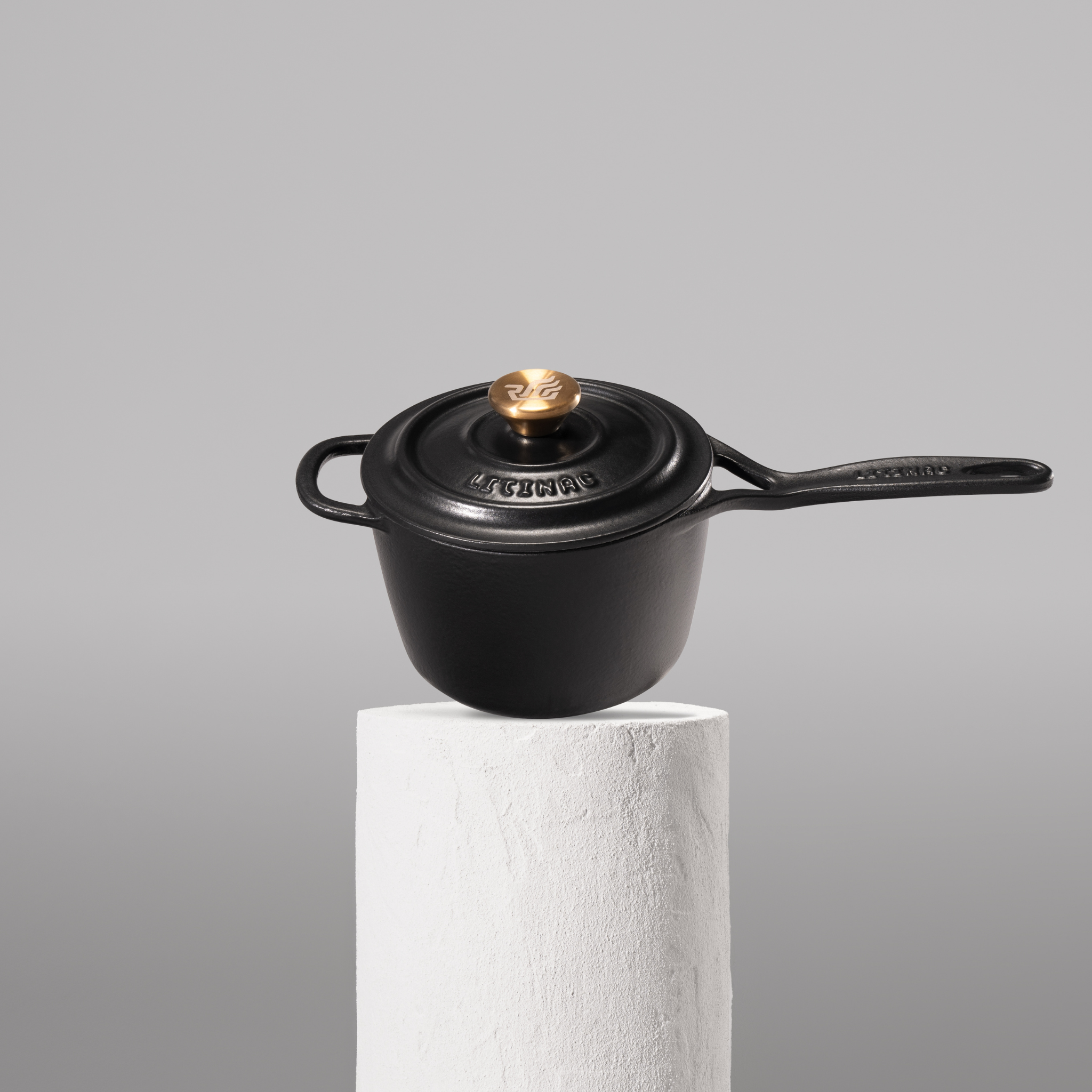 Vysoce kvalitní rendlík z litiny se smaltovaným povrchem, velikost 18 cm. Vhodný pro přípravu omáček a menších porcí. Barva: černá.