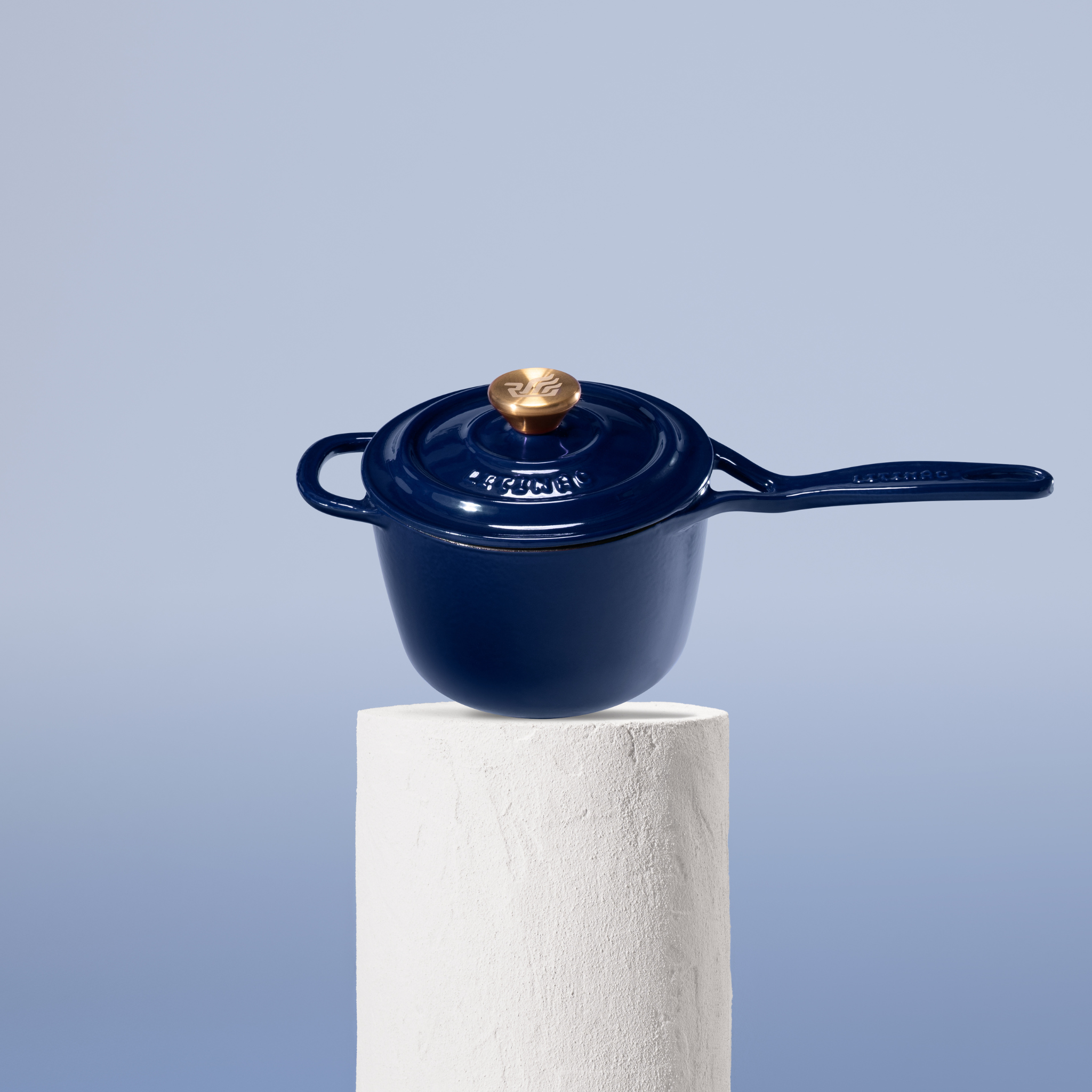 Vysoce kvalitní rendlík z litiny se smaltovaným povrchem, velikost 18 cm. Vhodný pro přípravu omáček a menších porcí. Barva: modrá.