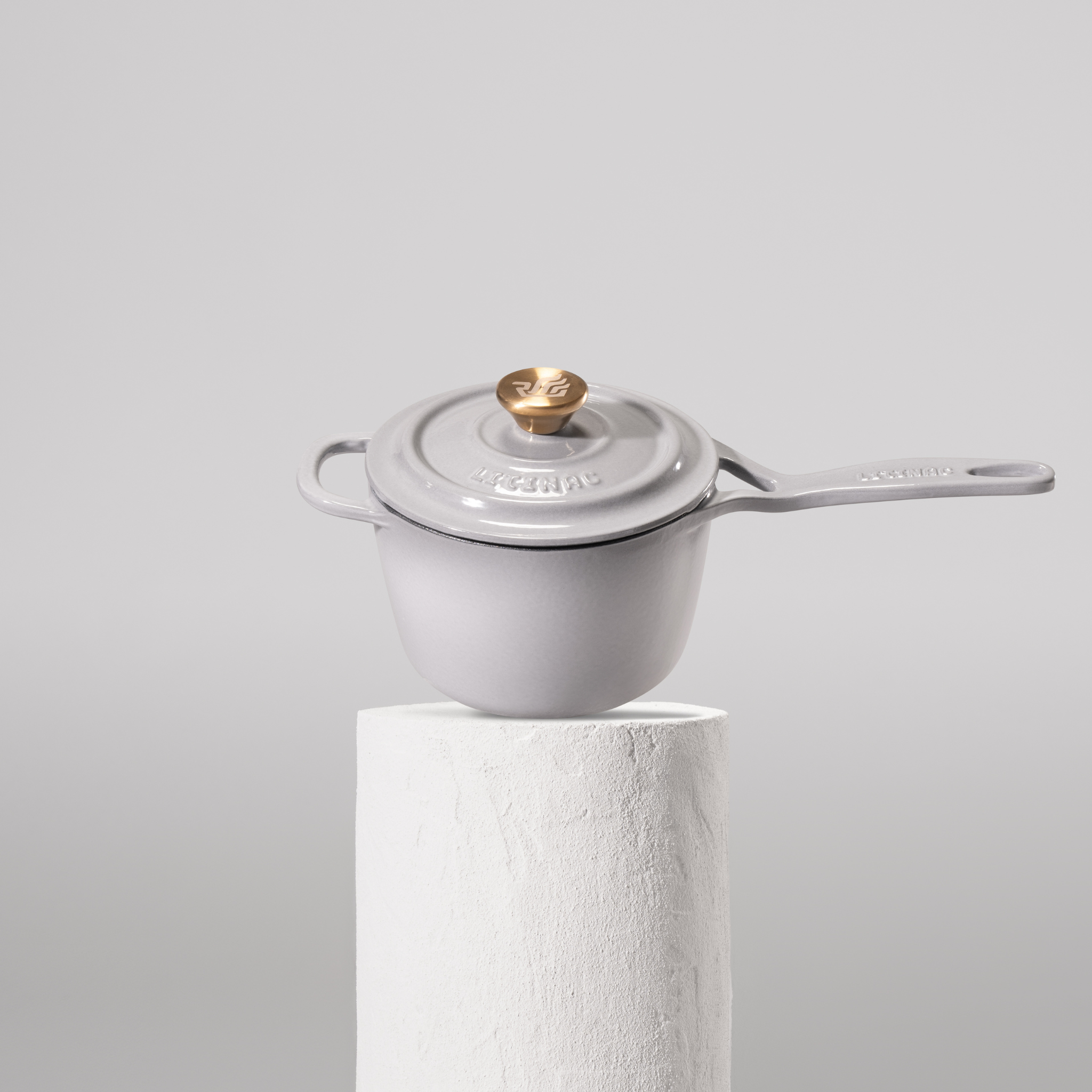 Vysoce kvalitní rendlík z litiny se smaltovaným povrchem, velikost 18 cm. Vhodný pro přípravu omáček a menších porcí. Barva: šedá.