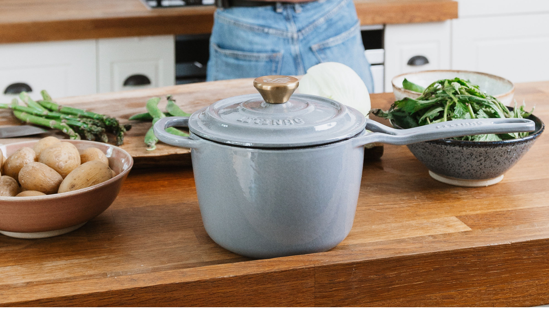 Tradiční smaltovaná litina Litinac™ – odolné litinové nádobí v tmavém provedení pro každodenní vaření.