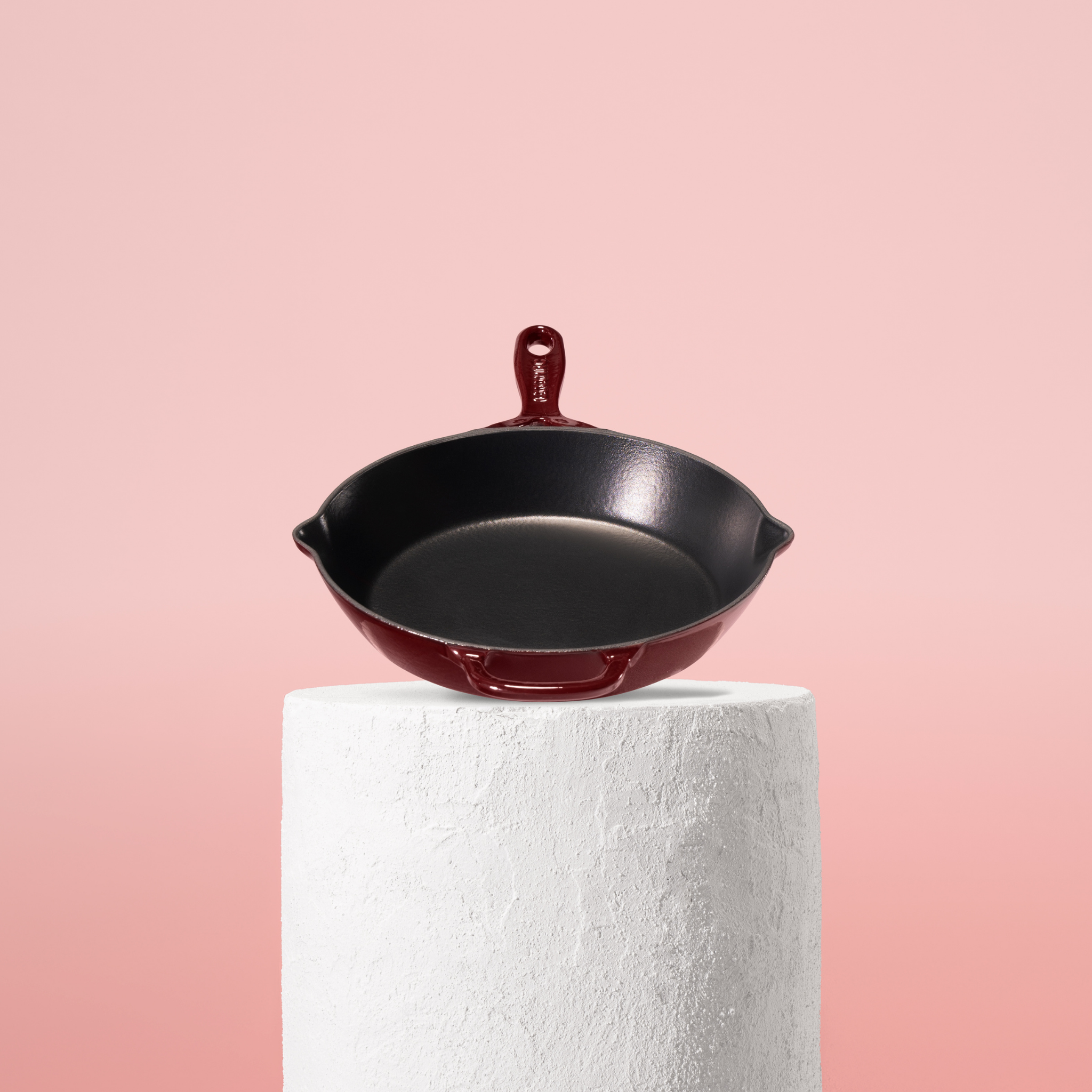 Prémiová litinová pánev 26 cm se smaltovaným povrchem pro dokonalé výsledky vaření. Nepřilnavý povrch, snadná údržba. Barva: červená.