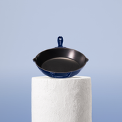 Prémiová litinová pánev 26 cm se smaltovaným povrchem pro dokonalé výsledky vaření. Nepřilnavý povrch, snadná údržba. Barva: modrá.