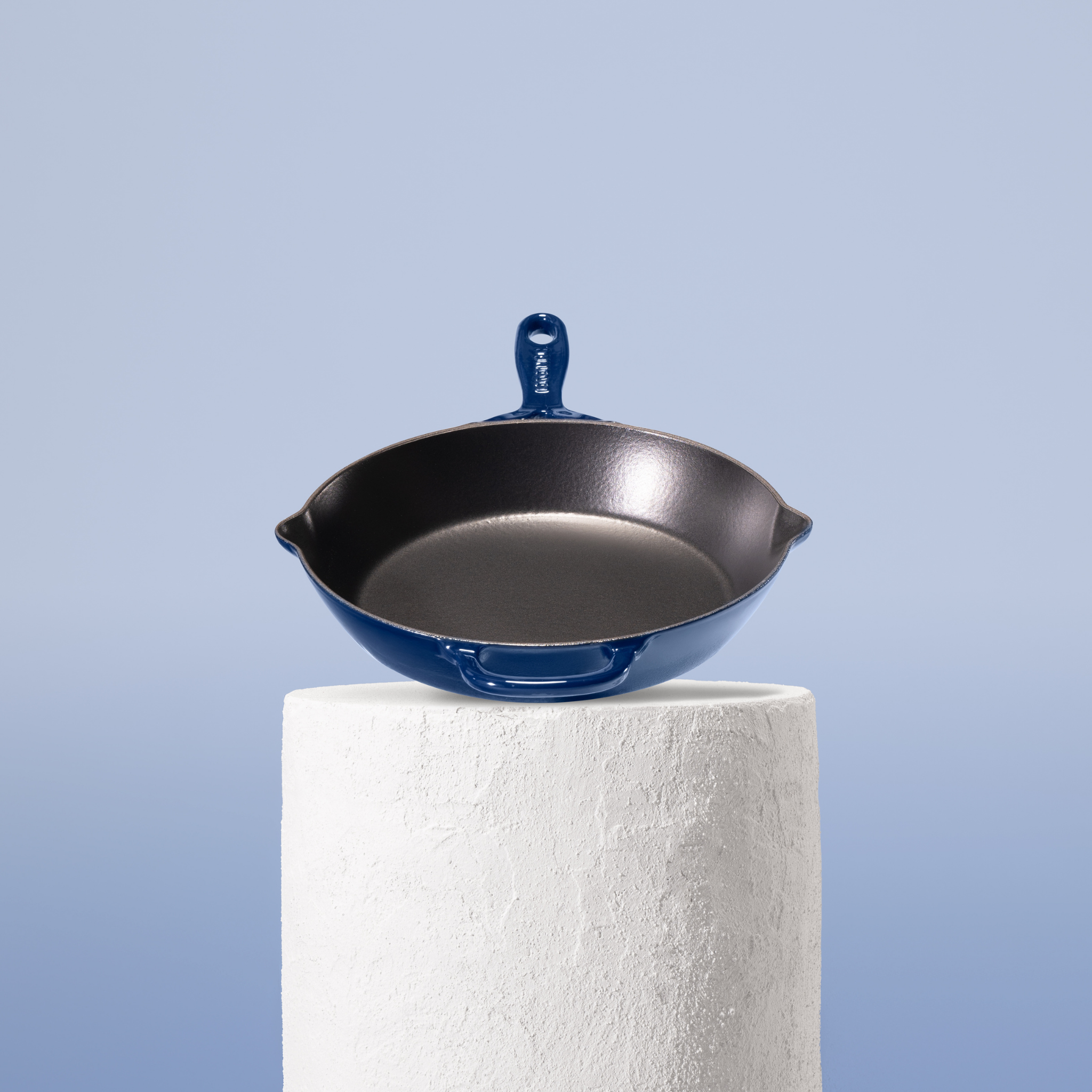 Prémiová litinová pánev 28 cm se smaltovaným povrchem pro dokonalé výsledky vaření. Nepřilnavý povrch, snadná údržba. Barva: modrá.