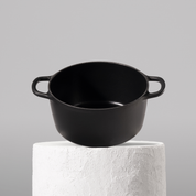 Prémiový litinový hrnec 22 cm se smaltovaným povrchem pro dokonalé výsledky vaření. Nepřilnavý povrch, snadná údržba. Barva: černá.