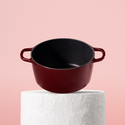 Prémiový litinový hrnec 22 cm se smaltovaným povrchem pro dokonalé výsledky vaření. Nepřilnavý povrch, snadná údržba. Barva: červená.