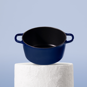 Prémiový litinový hrnec 22 cm se smaltovaným povrchem pro dokonalé výsledky vaření. Nepřilnavý povrch, snadná údržba. Barva: modrá.
