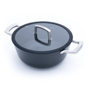 Litinový hrnec o průměru 26 cm z tenkostěnné litiny. Barva: matná černá. Vhodný na polévky, omáčky i pečení.