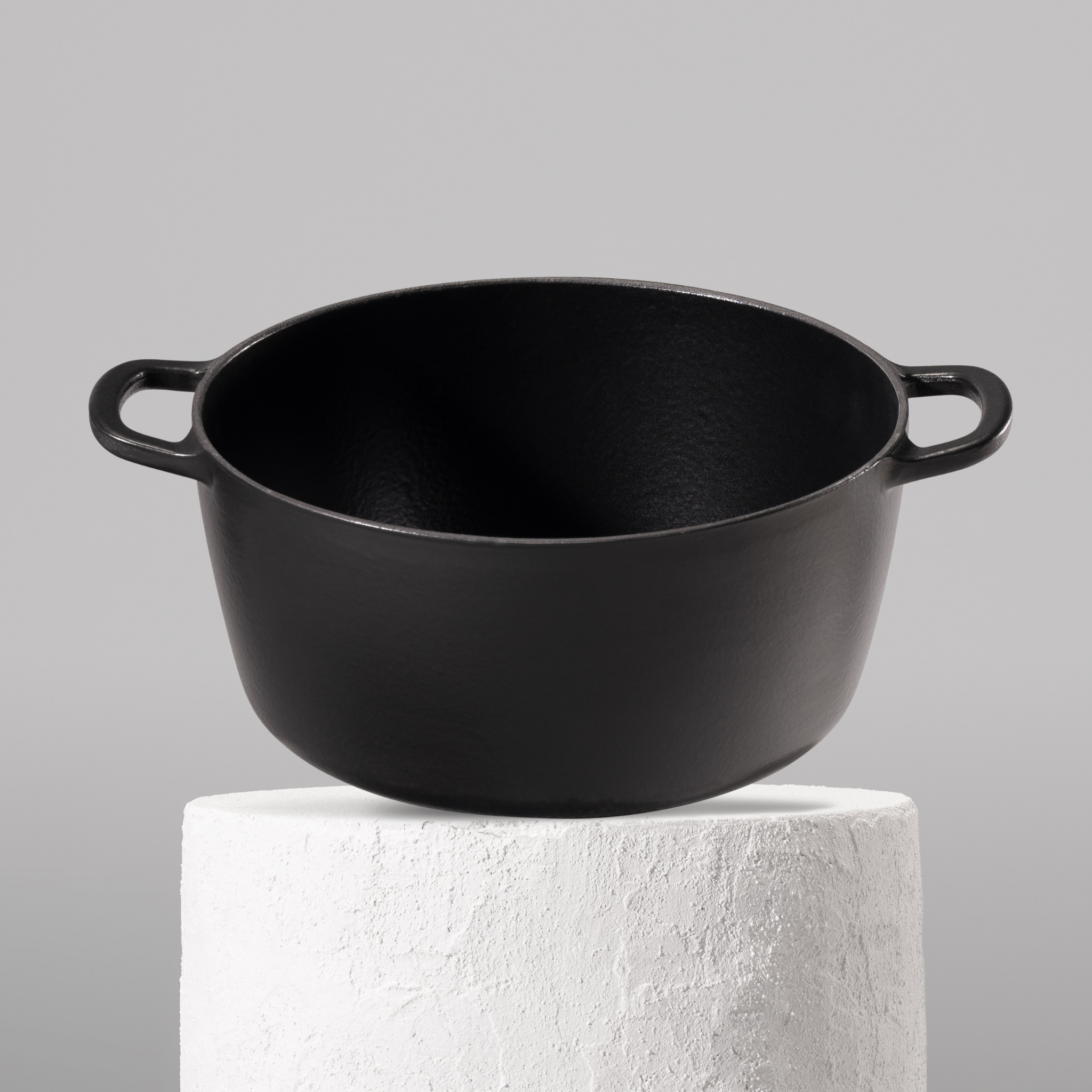 Prémiový litinový hrnec 28 cm se smaltovaným povrchem pro dokonalé výsledky vaření. Nepřilnavý povrch, snadná údržba. Barva: černá.