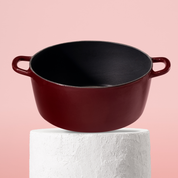 Prémiový litinový hrnec 30 cm se smaltovaným povrchem pro dokonalé výsledky vaření. Nepřilnavý povrch, snadná údržba. Barva: červená.