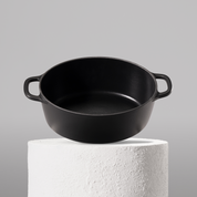Prémiový litinový oválný hrnec 28 cm se smaltovaným povrchem pro dokonalé výsledky pečení. Nepřilnavý povrch, snadná údržba. Barva: černá.