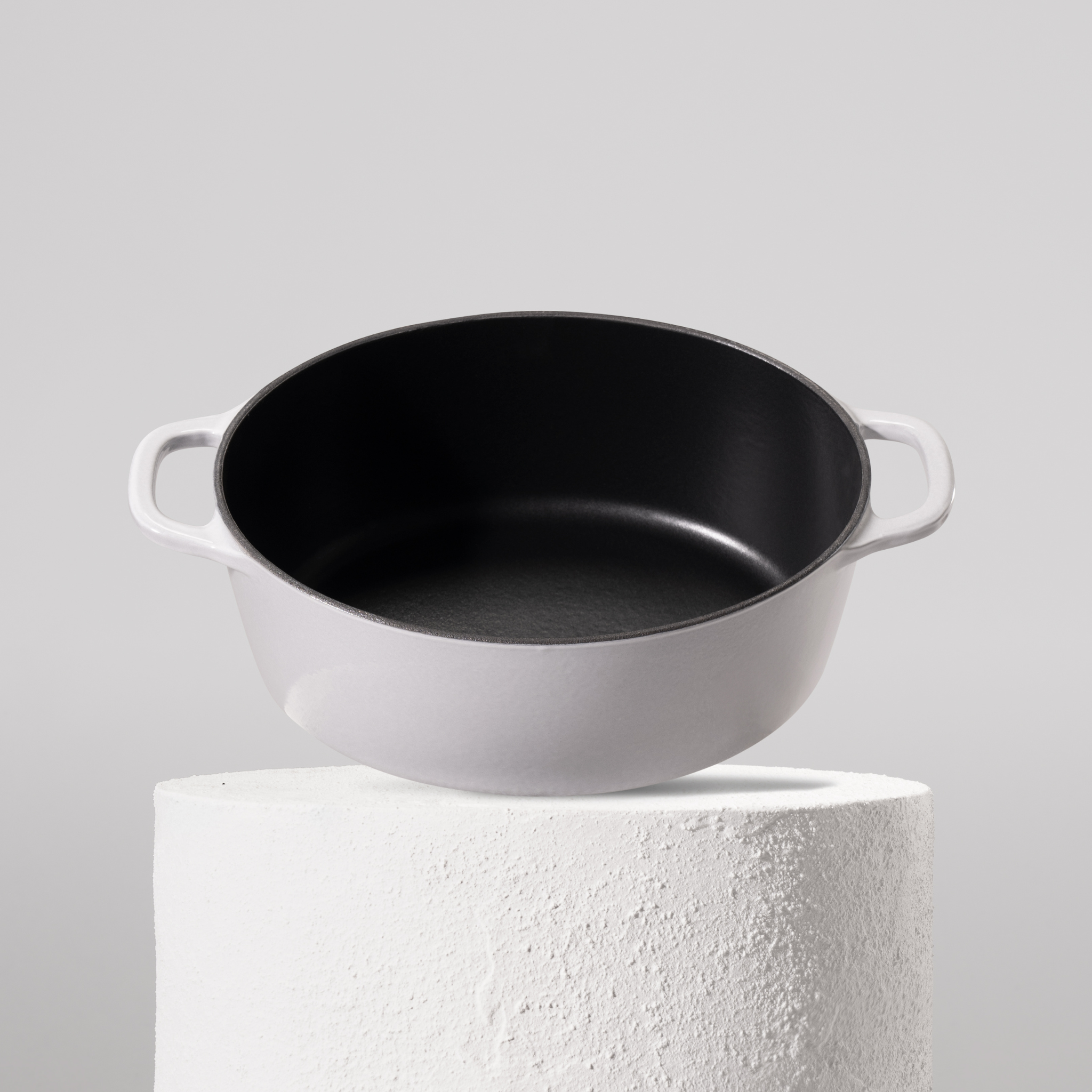 Prémiový litinový oválný hrnec 28 cm se smaltovaným povrchem pro dokonalé výsledky pečení. Nepřilnavý povrch, snadná údržba. Barva: šedá.